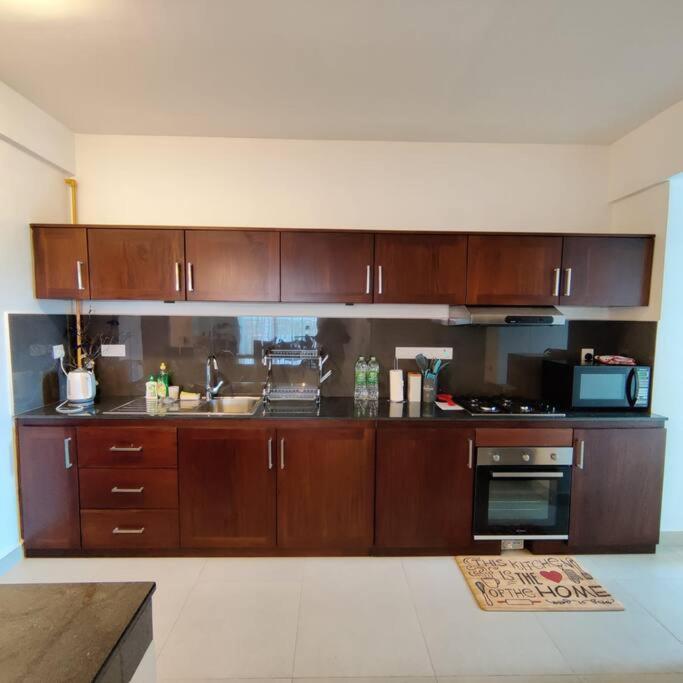 Modern In Close Proximity To The * Colombo